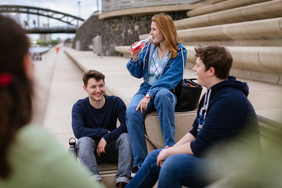 Jugendliche sitzen auf Rheintreppe