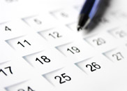 Zu sehen ist ein Stift und ein Terminkalender 